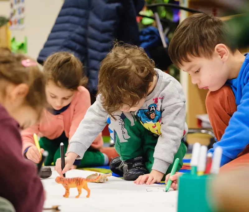 Enfants-Dessinant-avec-Joie-dans-notre-Etablissement-ERP