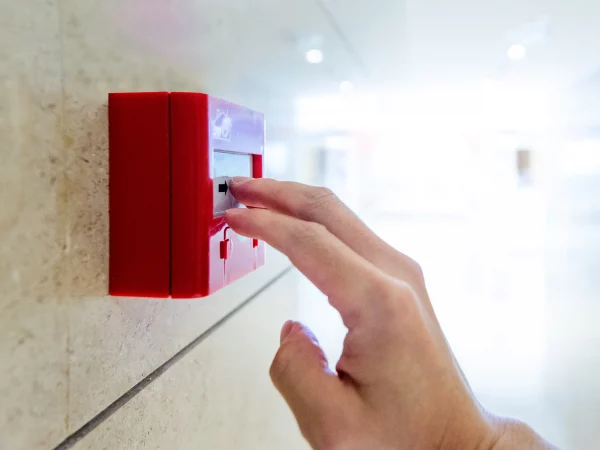 Conduite à tenir en cas d’incendie en ERP : procédure d’évacuation 2 Sécurité et Sérénité Assurée Alise SSI déclencher l'alarme incendie