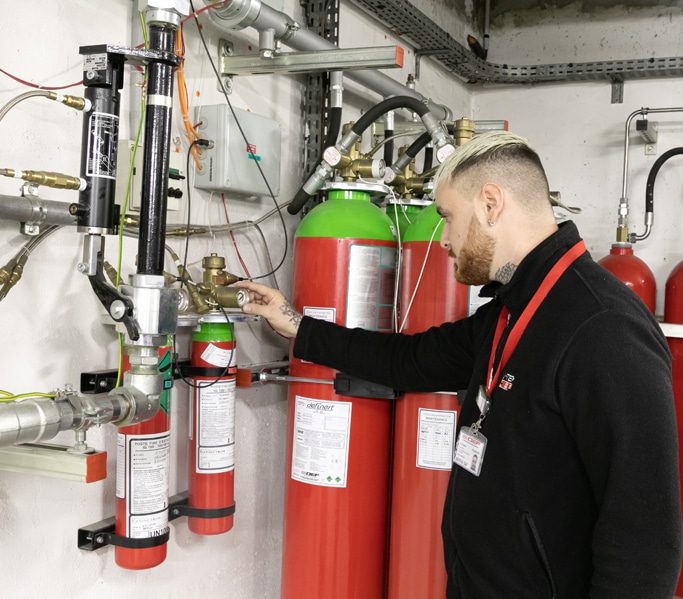 Normes IEAG : Choisir le bon système d’extinction à gaz 2 Sécurité et Sérénité Assurée Alise SSI Comment fonctionne un système d'extinction automatique par gaz ? (Normes IEAG)